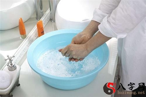 梦见水里洗衣服