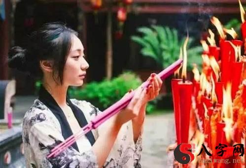 梦见自己烧香拜佛